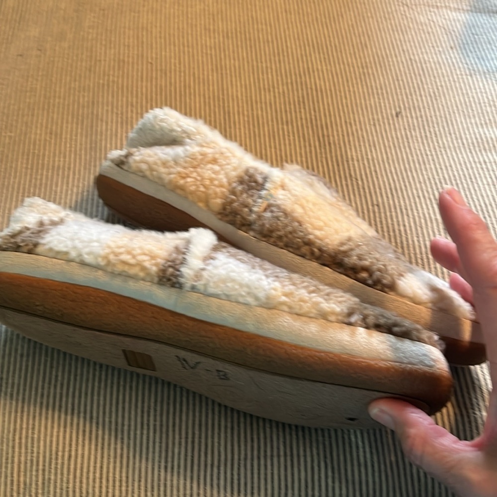 Size 11 Tom’s fuzzy house shoes - Picture 5 of 5